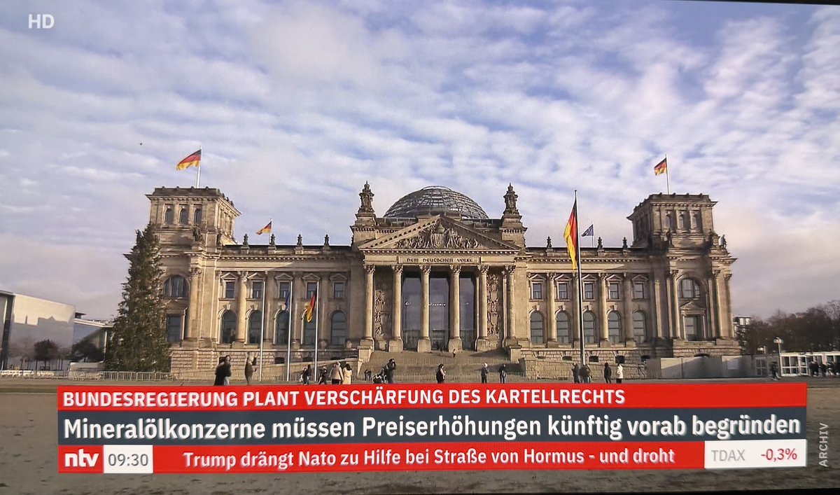 derSCHIMANSKI tweet media