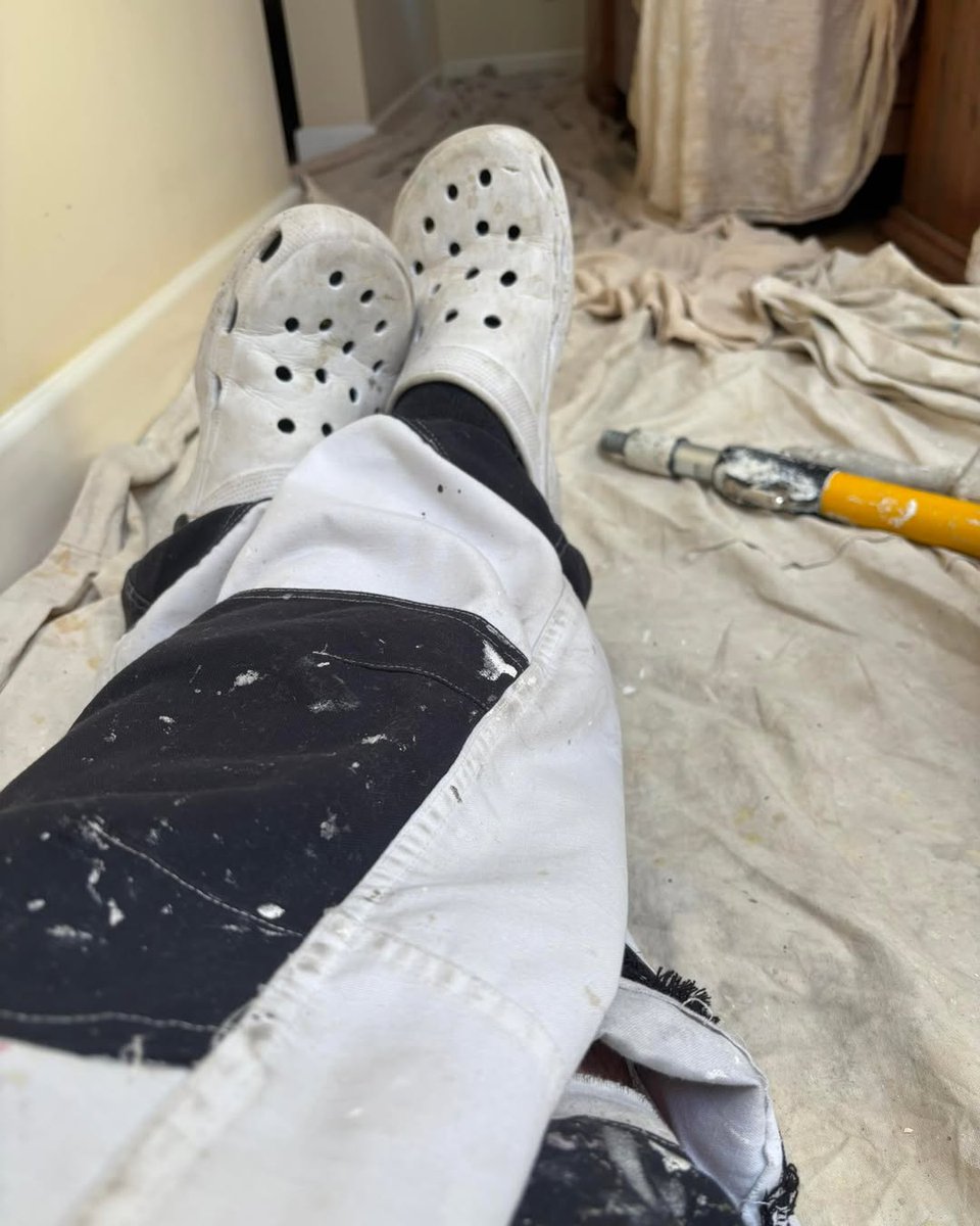 DecoratorsU's tweet image. Anyone else wear a pair of crocks to work? They’re no good when working outside, but great for inside stuff.

#crocs #workwear #decorator