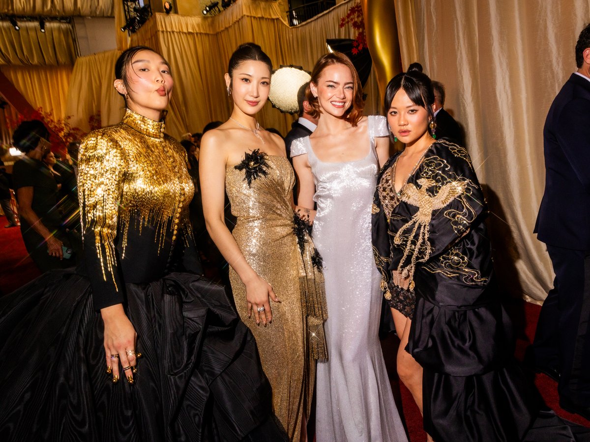 netflix's tweet photo. AUDREY NUNA, EJAE, Emma Stone, and REI AMI 💫

📸: getty https://t.co/F9Py8F32Ko