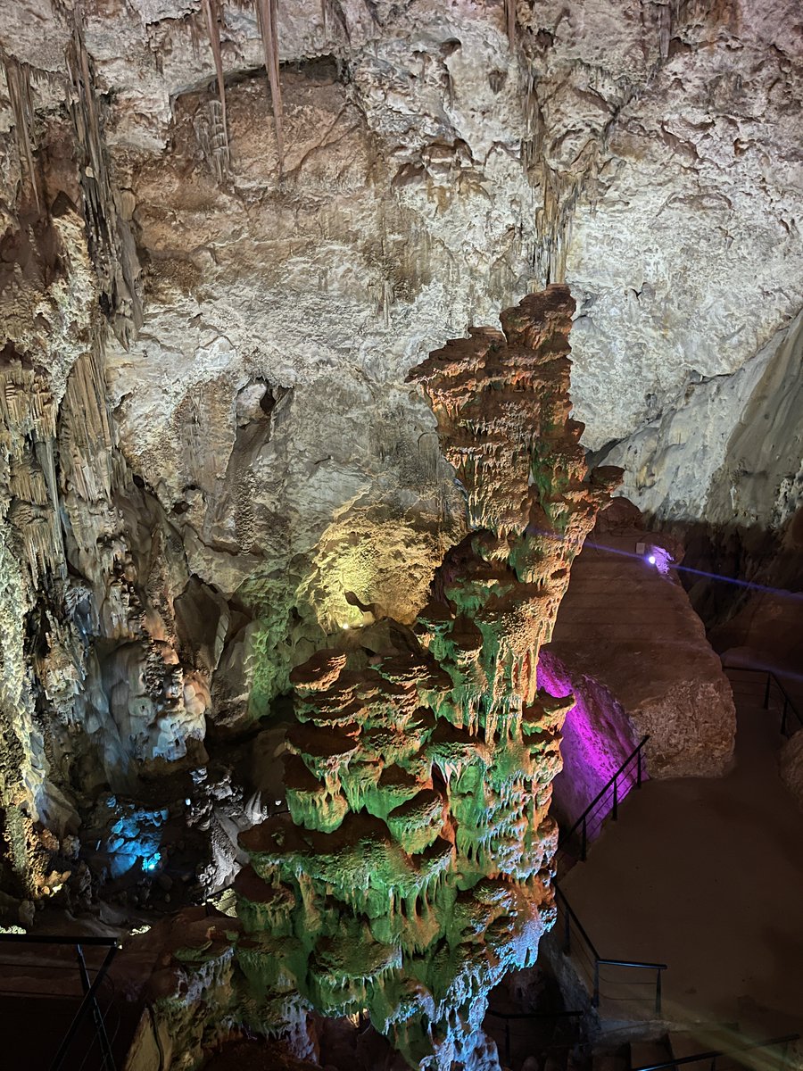 vicentbaydal's tweet photo. El nom del Cabeçó d'Or no té res a vore amb el metall preciós, sinó amb l'iber Ur (aigua). Bona prova són les Coves del Canelobre de l'interior, on en la Guerra Civil hi hagué… un taller de reparació de motors d'avions soviètics de l'aviació republicana. #lherènciainvisible https://t.co/RXvfoHO0hR