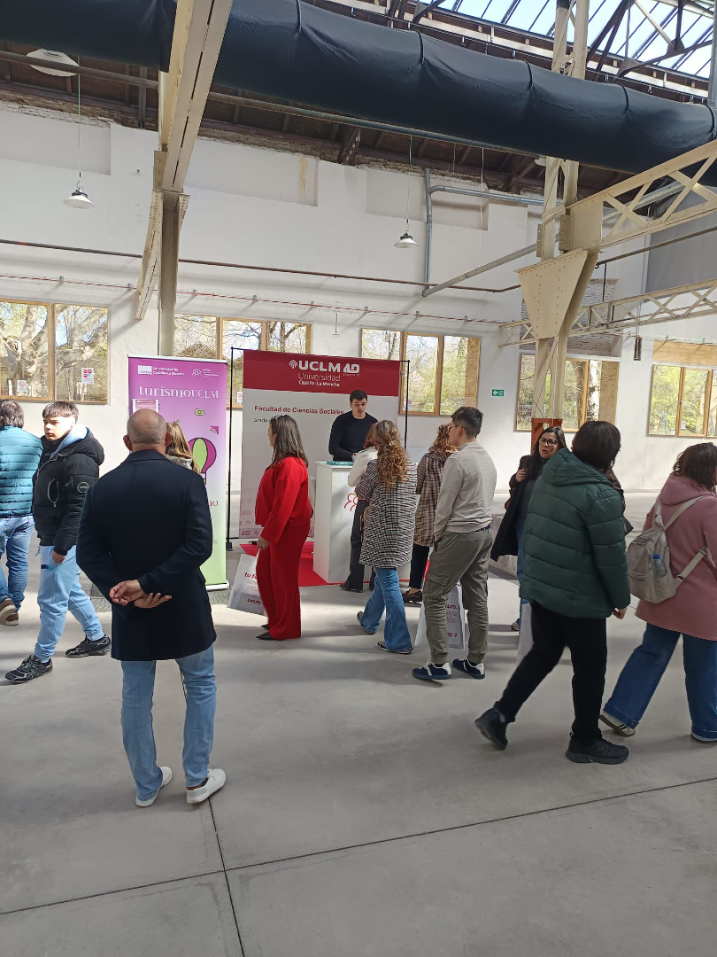 Ayer, en las jornadas de puertas abiertas del Campus de #Toledo de la UCLM, nuestro compañero Andrés Lillo estuvo informando sobre el grado en #Turismo y el doble grado ADE-Turismo que se imparten en nuestra Facultad.