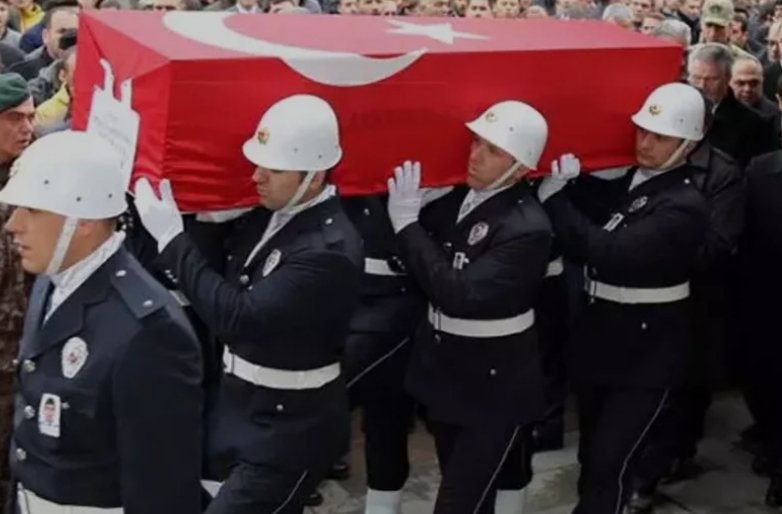 Scorpion_OXO_'s tweet photo. 📌 Sesimizi duymayan kalmadı ve 
milyonlarca tweet artık ama çare olmadı yazık değil mi bu insanlara onlarca aile ana,baba ,çoluk, çocuk perişan oldu
📌 Çok mu zor Polislerin sorunlarını çözmek 
⛔ Mobbingi bitirmek, çalışma saatlerini düzenlemek, maaşlarına zam yapmak, mesai ücreti vermek çok mu zor?

#PoliseYaşamHakkı