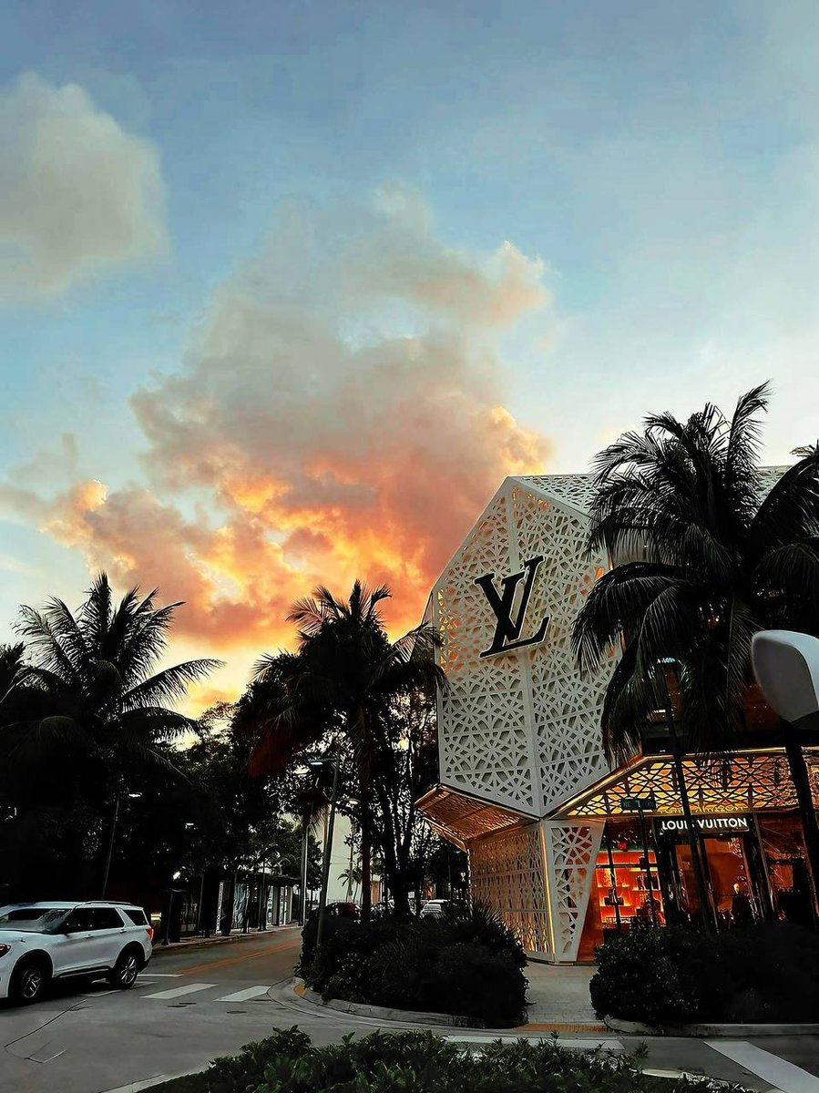 AmyPerkins100's tweet photo. Miami, Florida, has everything you could possibly imagine for a wonderful trip, from pleasant weather, beaches and attractions to luxury hotels, fine dining and a thriving arts scene. #Miami #Top #Activities https://t.co/6ivNj6DdRo
