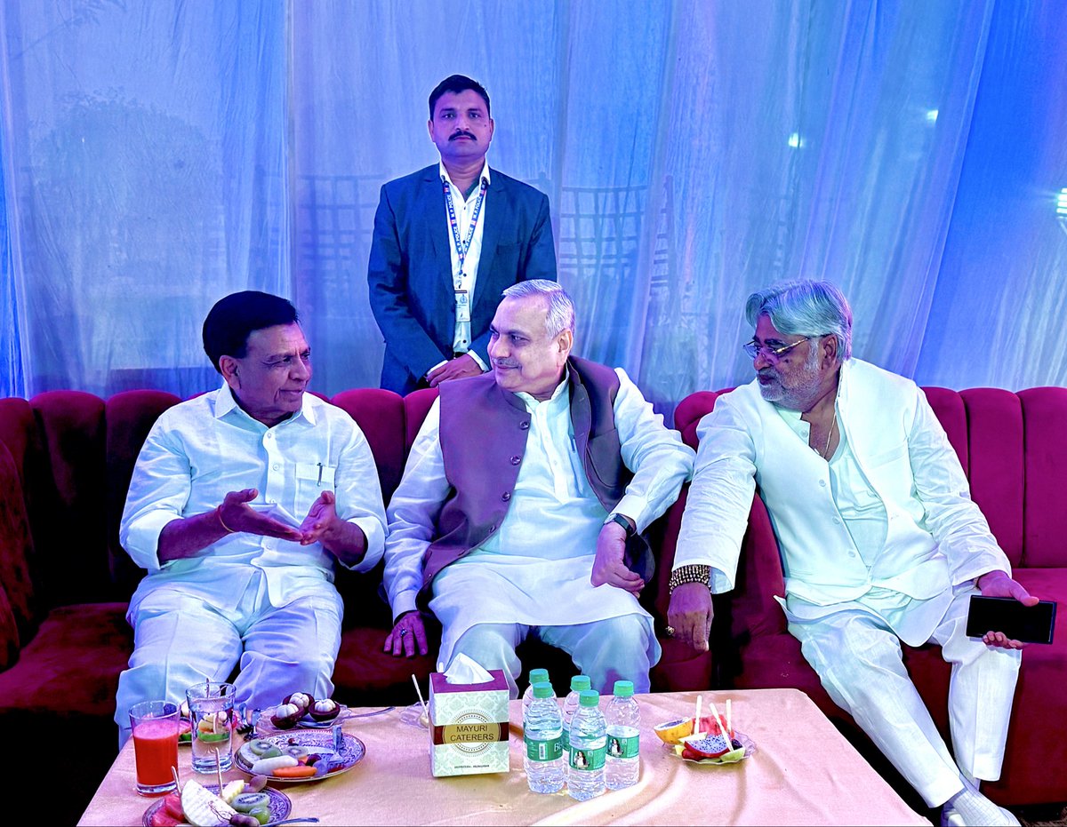 saudansinghbjp's tweet photo. भोपाल में पूर्व विधायक श्री @DhruvNarayanS_ जी के सुपुत्र यशवीर के विवाह उपरांत आयोजित आशीर्वाद समारोह में सम्मिलित होकर नवदंपति को हार्दिक बधाई एवं शुभकामनाएँ दीं।

ईश्वर से उनके सुखी, समृद्ध और मंगलमय दांपत्य जीवन की कामना। https://t.co/LPqt1d7UG0
