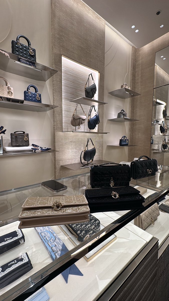 سَـمراء tweet media