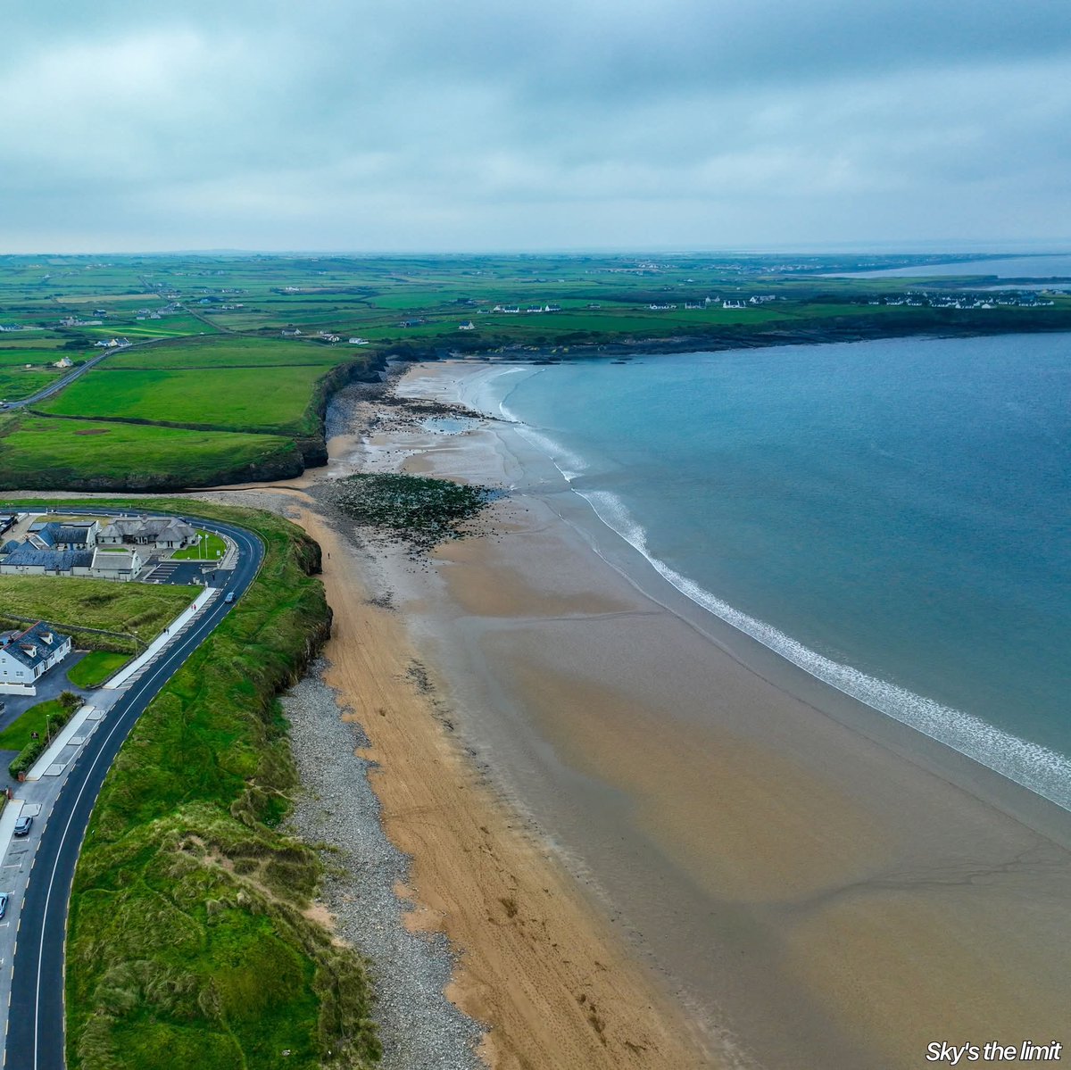 ThisIsIreland3's tweet photo. 📍Spanish Point Beach in West Clare is a popular, scenic Blue Flag sandy beach on the Wild Atlantic Way, renowned for surfing, swimming, and historical significance
📸 Sky's the limit
#Clare #Ireland #Beach #Wildatlanticway #SpanishPoint https://t.co/FRUi32qXQB