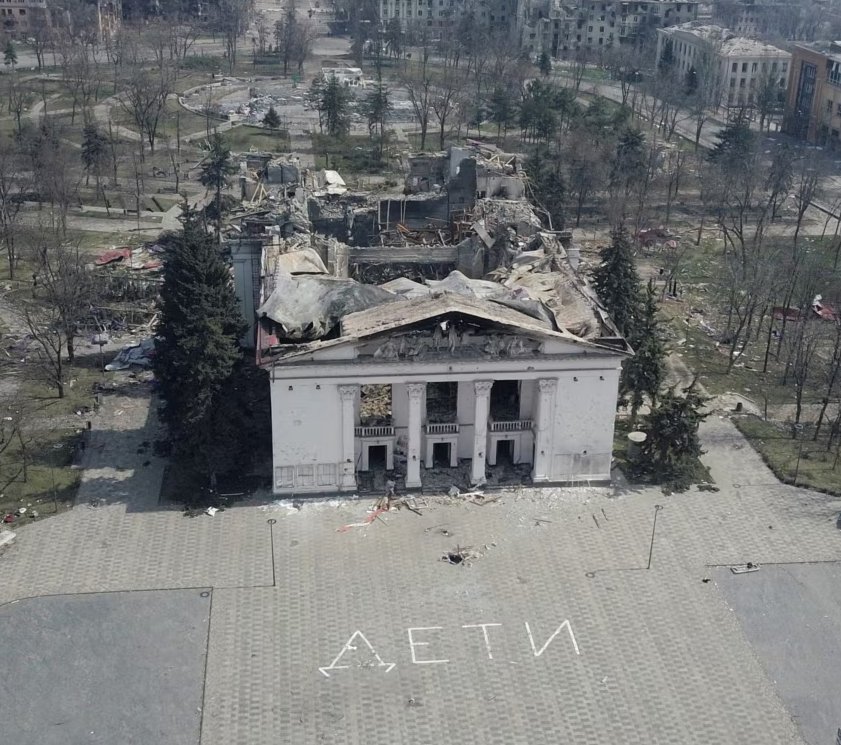 Členové #NAFO se dnes zúčastnili tiché vzpomínky na oběti jednoho z nejodpornějších ruských válečných zločinů. 

Na den přesně před 4 lety došlo k bombardování divadla v Mariupolu, kde se v té chvíli ukrývalo až 600 civilistů. 

Nezapomeneme. 

Foto: <a href="/Enela96/">🇺🇦🇨🇿Enela🇬🇪🇮🇱</a>