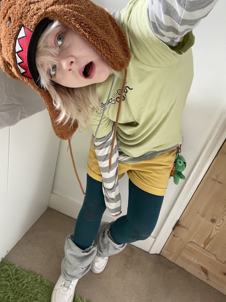 smidgezz's tweet photo. haiiii twitter😝
here’s an update for those of u not on tumblr!! 

i’ve been posting weekly on YT and streaming 4x a week! ⭐️

i upcycle and customise clothes on my shop! ty for the support on that :3

&amp; i’m gearing up for my april subathon which will be fundraising for SBS4 ^__^ https://t.co/kiUBcNVhiz