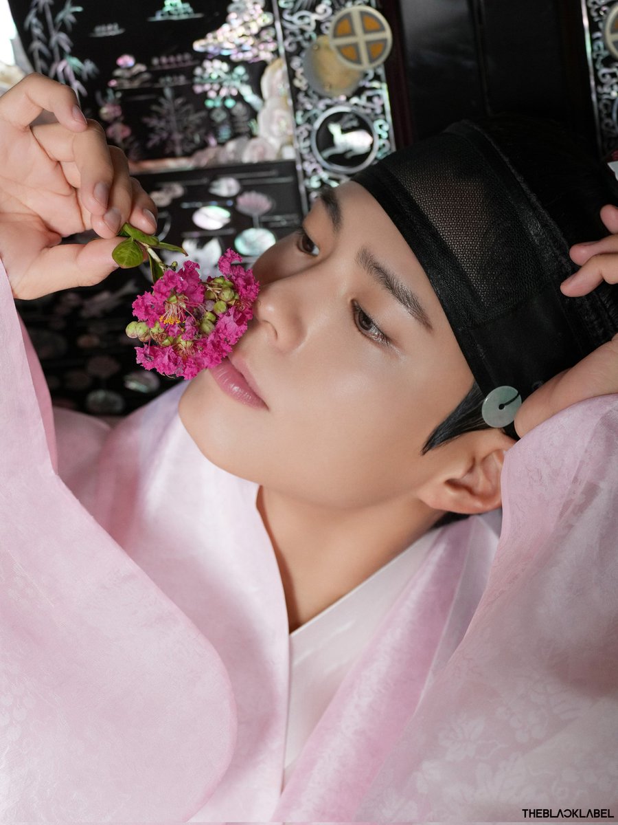 Dear <a href="/BOGUMMY/">박보검</a>, yesterday was Season’s Greetings Day! A day made more beautiful by the lovely video filmed in such a wonderful place that invites us to dream, accompanied by such beautiful music. A moment to watch, and watch again🎶💖
May God fill your day with joy🤗💕
#디나_보검