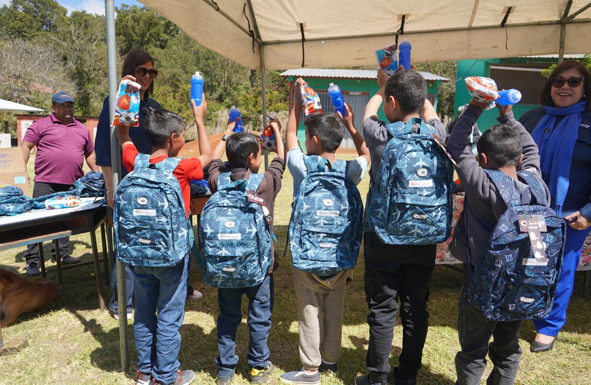 Fortaleciendo el impulso a la educación en la niñez de los hondureños, Pan-American Life de Honduras junto a la Correduría de Seguros SEAN Seguros, entregó kits escolares a los niños de prebásica de la Escuela José Mauricio del Cid. #AlianzaEducativa