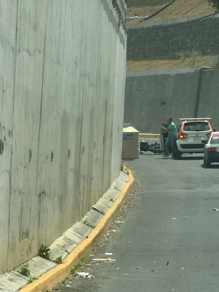 VocesVera's tweet photo. Le cae un tinaco a motociclista abajo del puente Macuiltepetl ubicado en la carretera Banderilla - Xalapa 

Tomen precauciones https://t.co/pHyEcPaYxJ