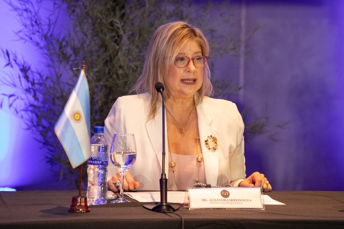MinSeguridad_Ar's tweet photo. La Ministra de Seguridad Nacional, Alejandra Monteoliva, encabezó la apertura de la I Reunión Nacional del Consejo de Seguridad Interior 2026, donde se presentó el Acta Compromiso Federal con cuatro ejes de trabajo: la reducción de los homicidios dolosos, la lucha contra el narcotráfico, el combate a la circulación ilegal de armas y una estrategia federal contra el ciberdelito.

Estos ejes consolidan una agenda federal de seguridad para enfrentar al delito, al narcotráfico y al crimen organizado con coordinación, decisión y reglas claras en todo el país.