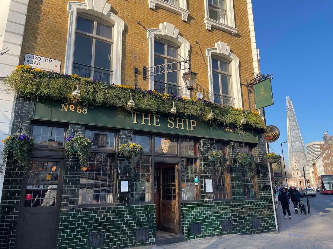 GBbooze's tweet image. The Ship, Borough Road, #Southwark SE1 🍻
Popular with locals and visitors alike, the Ship has an attractive green tiled frontage and long, narrow, wood-panelled interior. Football and other sporting events are regularly shown on the screens in the main bar.