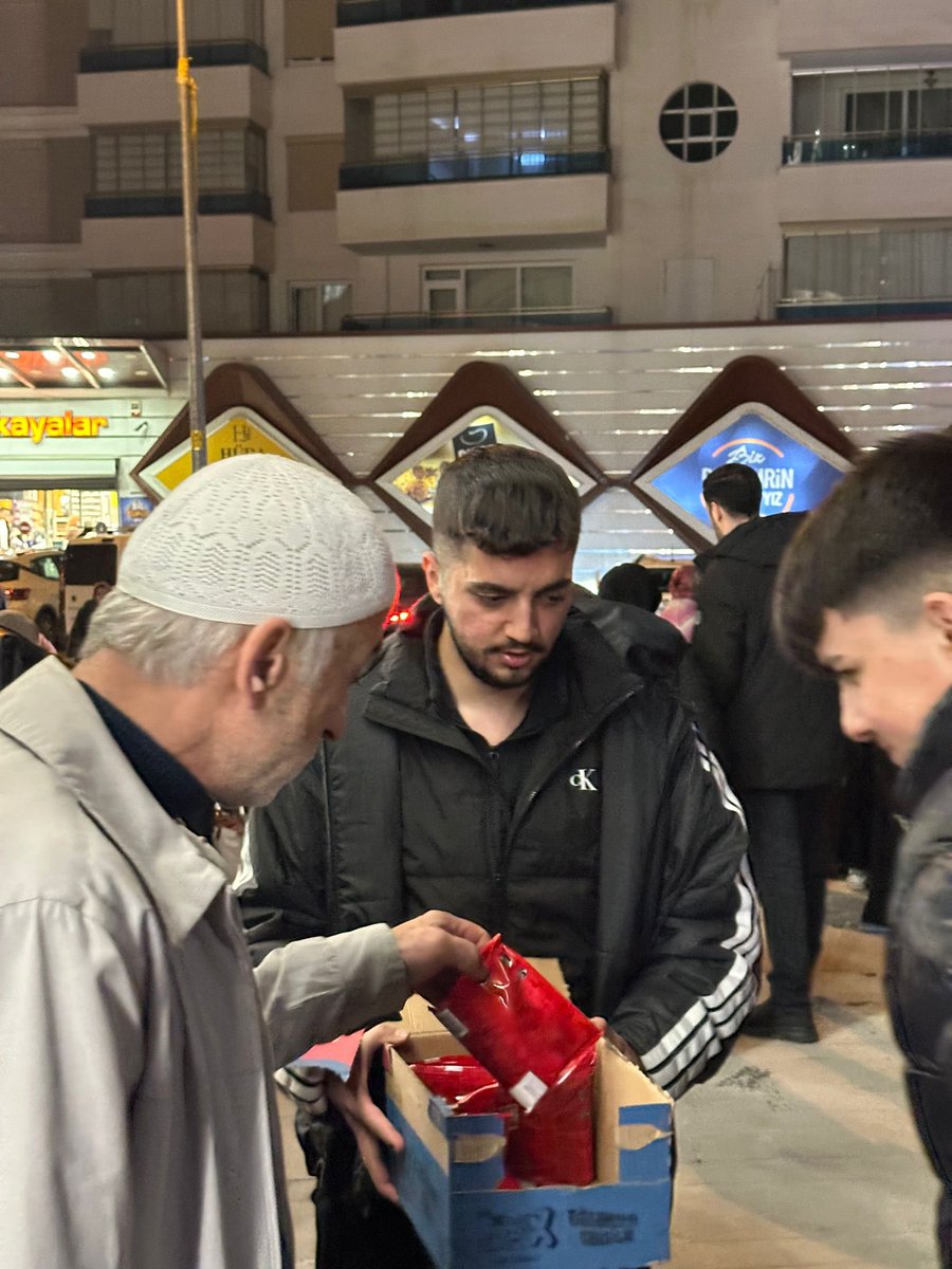 Mübarek Kadir gecedinde sevenleri Camii çıkışında Şehid Sinan Ateş için hayra vesile oldular….                                                                            Unutmak, ihanettir….
#SinanAteşİçinAdalet