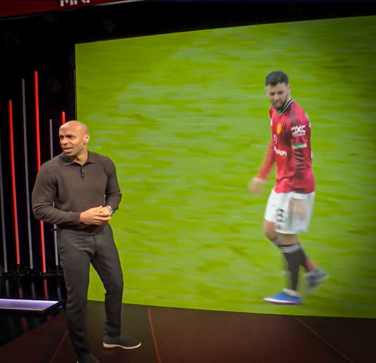 ManUnitedZone's tweet photo. 🚨 Thierry Henry on Bruno Fernandes: “He doesn’t play football he thinks it. Look at him. He knows he’s good, My name for him now is Braino Fernandes. I always liked him. What he’s been doing at Man United in some difficult moments for the team is outstanding!” [@SkySportsPL] https://t.co/9vcOsaoXJj