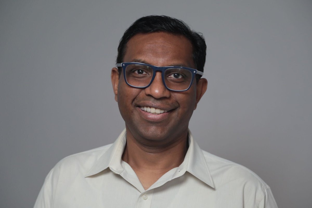 SriSabbella's tweet photo. Oracle's Pradeep Vincent, shares insights on the convergence of AI and applications, India’s growth potential, the need to safeguard private data in GenAI, and how AI is reshaping enterprise software. https://t.co/cjSpzAWWNh https://t.co/WwG5T4M5ty