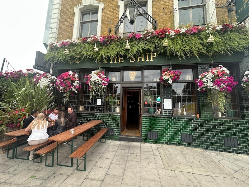 GBbooze's tweet image. The Ship, Borough Road, #Southwark SE1 🍻
Popular with locals and visitors alike, the Ship has an attractive green tiled frontage and long, narrow, wood-panelled interior. Football and other sporting events are regularly shown on the screens in the main bar.