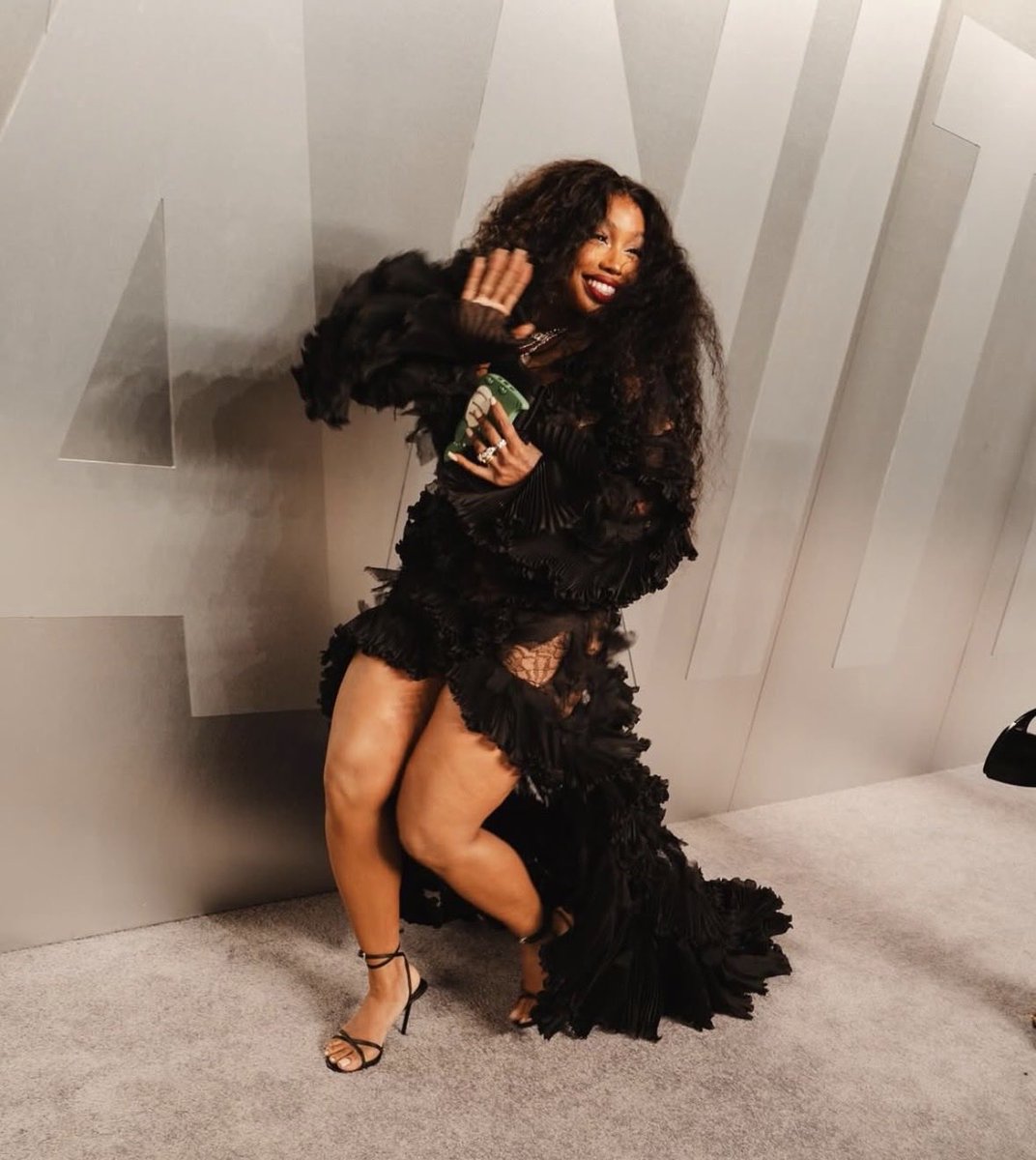 Hier soir, <a href="/sza/">SZA</a> était présente à l’after party de #vanity fair !! 

Elle a notamment prise cette photo avec <a href="/lolayounggg/">LOLA YOUNG</a> ! 

#oscar #sza #lolayoung #party