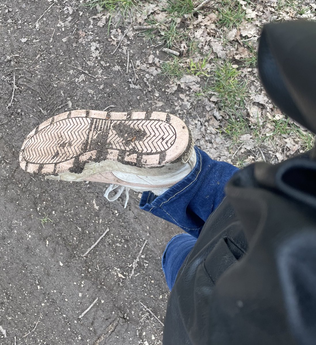 feminine_13's tweet photo. Après une bonne balade, des chaussettes bien transpirantes et des semelles sales à souhait. Tout ça au fond de votre gorge ! ⛓️👸🏻

Aboie en commentaire pour dire merci sale merde. https://t.co/FJ62KuSPLx