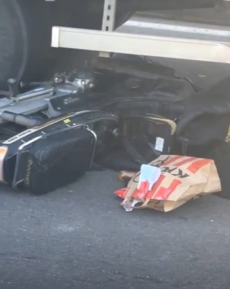 MoroccoNews's tweet photo. #Maroc 🇲🇦🏍️ - Nouvel accident dramatique à Aïn Sebaâ. Un chauffeur Glovo a été percuté par un camion et est décédé durant la Nuit du Destin (Laylat al-Qadr). 

𝘘𝘶’𝘈𝘭𝘭𝘢𝘩 𝘭𝘶𝘪 𝘧𝘢𝘴𝘴𝘦 𝘮𝘪𝘴𝘦́𝘳𝘪𝘤𝘰𝘳𝘥𝘦.
𝘕𝘰𝘶𝘴 𝘢𝘱𝘱𝘢𝘳𝘵𝘦𝘯𝘰𝘯𝘴 𝘢̀ 𝘋𝘪𝘦𝘶 𝘦𝘵 𝘤’𝘦𝘴𝘵 𝘢̀ 𝘓𝘶𝘪 𝘲𝘶𝘦 𝘯𝘰𝘶𝘴 𝘳𝘦𝘵𝘰𝘶𝘳𝘯𝘰𝘯𝘴.