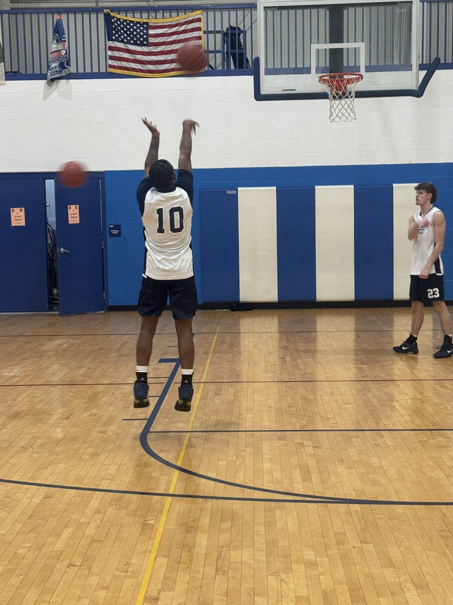 Gavin_Ottarski's tweet photo. Kicked off today with @South_Suburban College for practice at the Boys and Girls Club. #SOUTHSUB #BulldogPride #ThisIsSuccess https://t.co/mbs1J35EwP