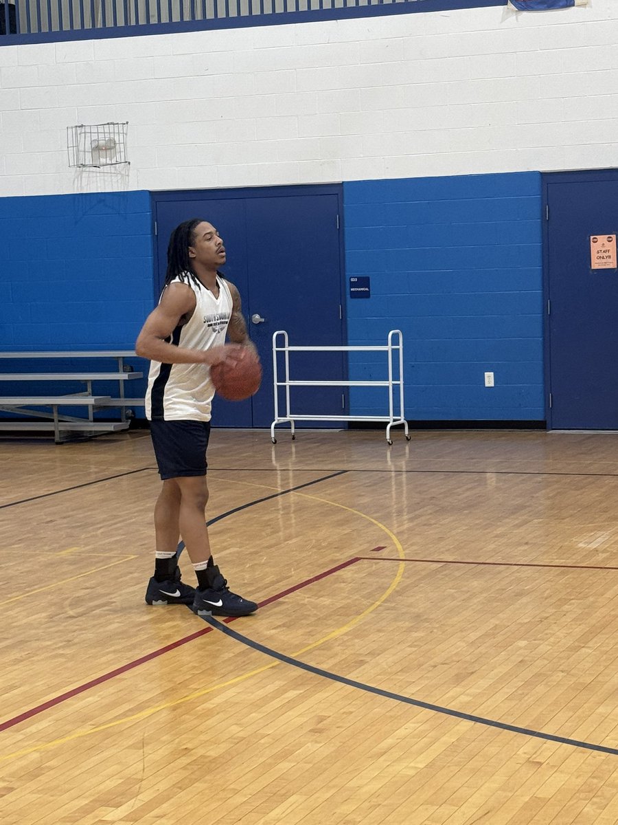Gavin_Ottarski's tweet photo. Kicked off today with @South_Suburban College for practice at the Boys and Girls Club. #SOUTHSUB #BulldogPride #ThisIsSuccess https://t.co/mbs1J35EwP