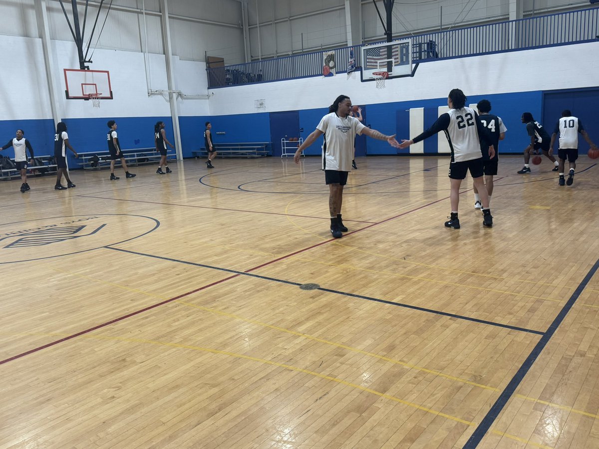Gavin_Ottarski's tweet photo. Kicked off today with @South_Suburban College for practice at the Boys and Girls Club. #SOUTHSUB #BulldogPride #ThisIsSuccess https://t.co/mbs1J35EwP
