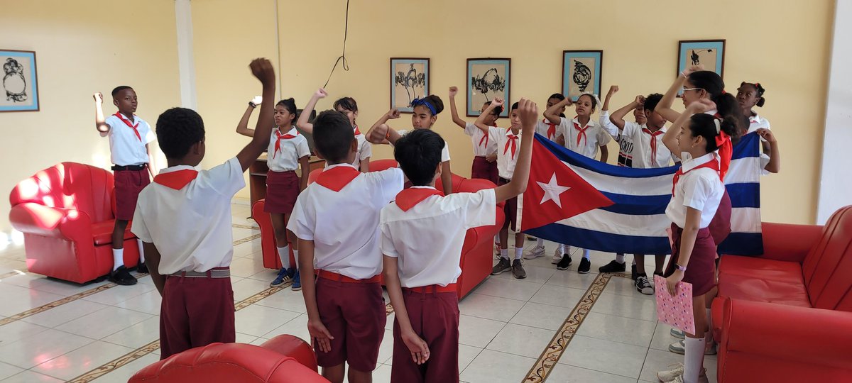Alumnos y docentes de la escuela primaria Alberto Figueras, junto a trabajadores del Gobierno Provincial del #PoderPopular de #Guantánamo, en acto de reafirmación revolucionaria, demostrando que, en los niños y la juventud cubanas, la Revolución puede confiar. <a href="/UJC__Guantanamo/">UJC Guantánamo</a>