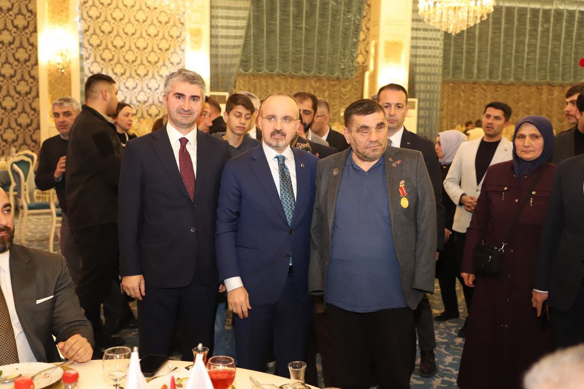 📍Türkiye Gaziler ve Şehit Aileleri Vakfı ve Pursaklar Belediyesi İftar Programı

Bakanımız Sayın <a href="/MahinurOzdemir/">Mahinur Özdemir Göktaş</a> Göktaş ile birlikte devletimizin bekası için canını feda etmiş şehitlerimizin kıymetli aileleri ve kahraman gazilerimiz, İçişleri Bakan Yardımcımız Sayın