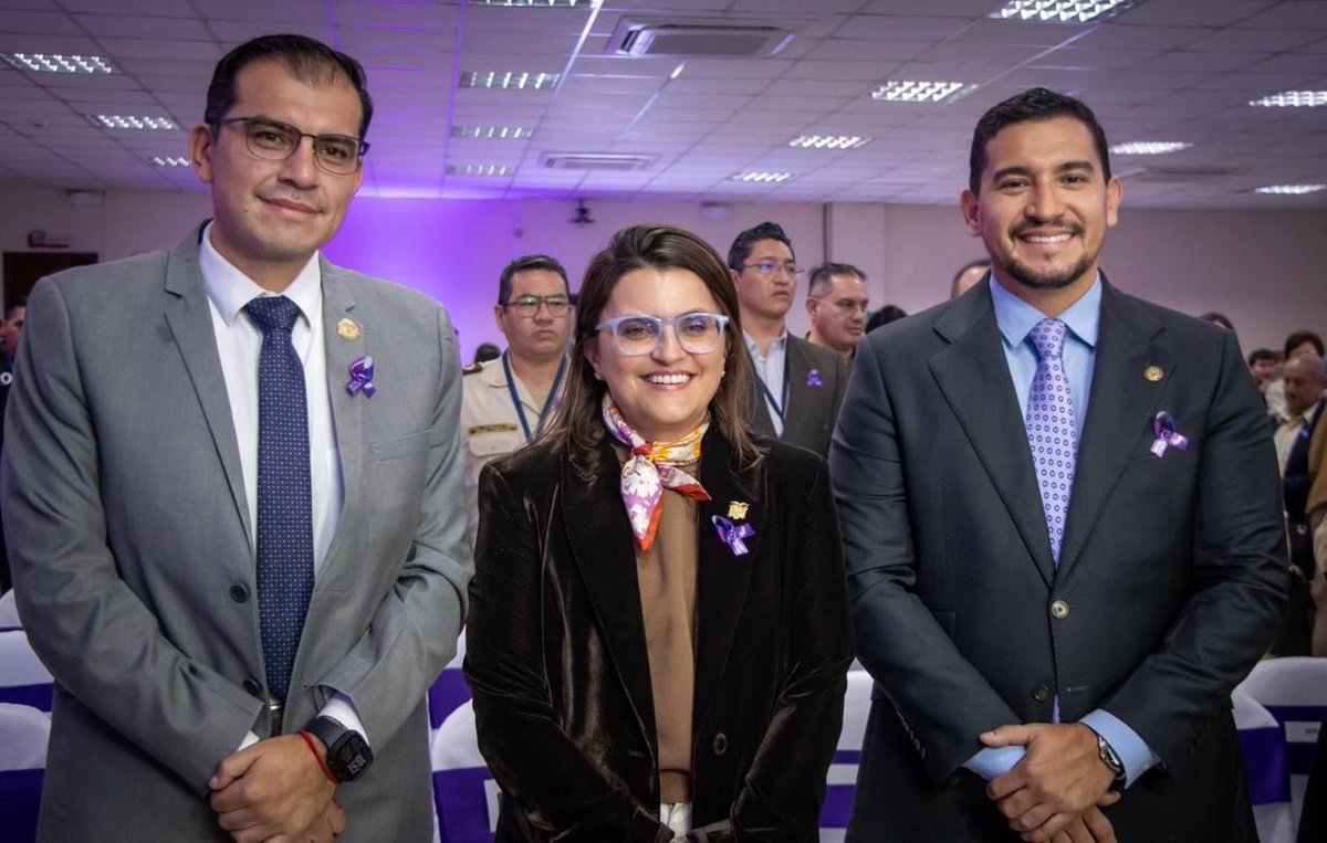 CJudicaturaEc's tweet photo. 🟣 | #BotónVioleta

El presidente del @CJudicaturaEc, @DamianLarcoG, asistió al lanzamiento del #BotónVioletaECU911, una aplicación gratuita dirigida a mujeres que cuentan con boleta de auxilio.

Esta herramienta permite activar una alerta inmediata ante situaciones de riesgo y recibir una respuesta urgente y coordinada del @ECU911_ y la @PoliciaEcuador. 🚨👮‍♂️

En el evento participó la vicepresidenta de la República, @mjpintoec y varias autoridades del Estado, quienes destacaron la importancia de fortalecer las acciones institucionales para prevenir la violencia y proteger a las mujeres.

#ConstruimosConfianza 🤝