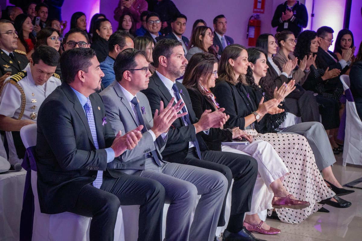 CJudicaturaEc's tweet photo. 🟣 | #BotónVioleta

El presidente del @CJudicaturaEc, @DamianLarcoG, asistió al lanzamiento del #BotónVioletaECU911, una aplicación gratuita dirigida a mujeres que cuentan con boleta de auxilio.

Esta herramienta permite activar una alerta inmediata ante situaciones de riesgo y recibir una respuesta urgente y coordinada del @ECU911_ y la @PoliciaEcuador. 🚨👮‍♂️

En el evento participó la vicepresidenta de la República, @mjpintoec y varias autoridades del Estado, quienes destacaron la importancia de fortalecer las acciones institucionales para prevenir la violencia y proteger a las mujeres.

#ConstruimosConfianza 🤝