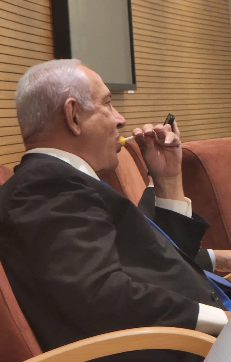 Est -ce  que  porter  Bibi  est un interdit  du  reglement  Twitter  pas un jour  sans  une   menace de censure ! il me semble que les  moderateurs  sont  assermentes  Elysee  les  voila  donc  passibles de la  loi  Avia  au Fond  Marianne  feu ce cher  disparu !