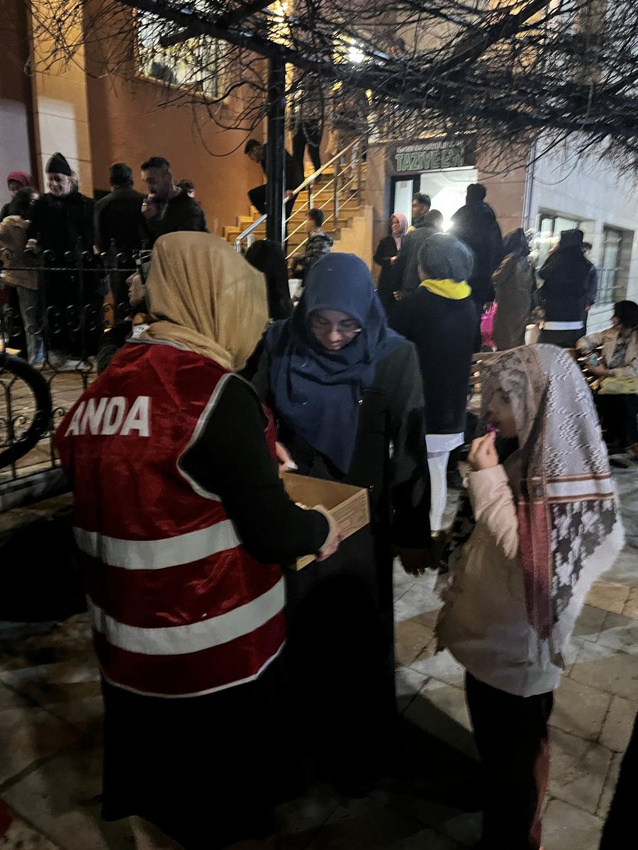 AndaMalatya's tweet photo. Anda Derneği Malatya İl temsilciliği olarak  Kadir Gecesi dolayısıyla ilimizde bulunan Kernek Camii'nde teravih namazı çıkışı hemşehrilerimize lokum dağıttık. 

Tüm islam aleminin Kadir Gecesi'ni kutlarız. https://t.co/drR1UPIY6Z