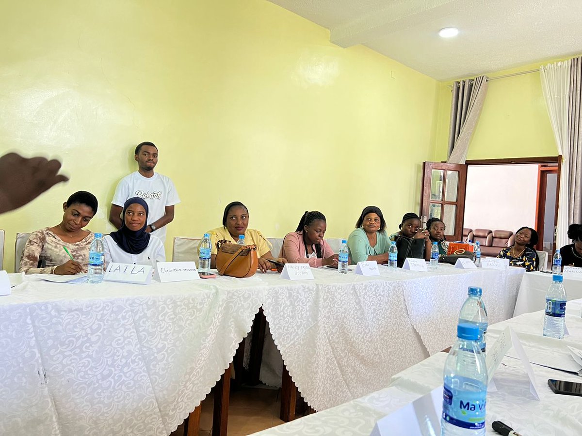jeanneshaba's tweet photo. Les femmes journalistes de la province duNk ont été outuer sur L'appui psychologique et gestion des stress . Une organisation de l'Union congolaise des femmes de médias (UCOFEM)en sigle.Pour ces professionnels de médias cette formation va aider non seulement les journalistes... https://t.co/kAIJrgElv3