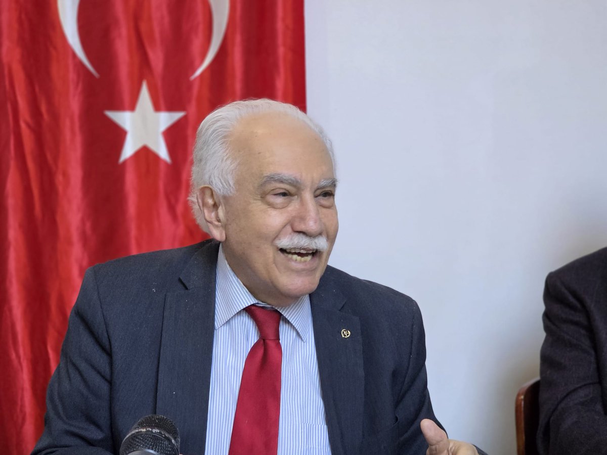 Dünya ve Türkiye'nin büyük kararlarının eşiğinde, Ankara'nın seçkin basın temsilcileriyle buluştuk. Görüş alışverişi yaptık. 

Şimdi süreci daha berrak görüyoruz ve zorlukları göğüslemeye hazırız.