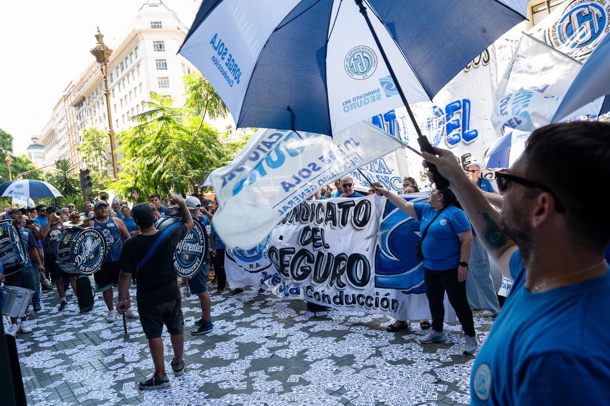 *EL SINDICATO DEL SEGURO SE MOVILIZO A LAS OFICINAS DE GALENO ART EN RECLAMO DEL PAGO DE LOS SALARIOS Y LAS INDEMNIZACIONES DE LOS TRABAJADORES* 

El Sindicato del Seguro se movilizo hoy al edificio de Galeno, donde cientos de dirigentes y delegados del Sindicato del Seguro