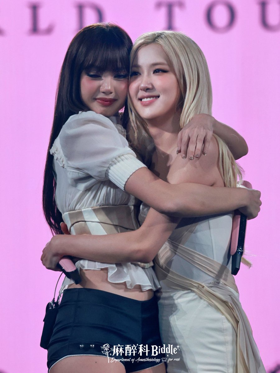 RosieJuxtaPosie's tweet photo. The way Lisa hugged Rosé, It will be a long hiatus for Blackpink 😭 https://t.co/rX2ZNS7Fll