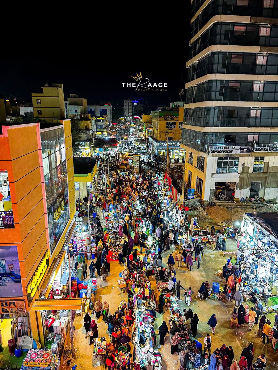 #Hargeysa 
Bisha Ramadaan, waxay kamid tahay bilaha uu kor u kaco ganacsiga bulshadu. Alle ha u barakeeyo qof kastoo oo isku daya ganacsi, waa sawiro ka yimi suuqyadda magaaladda Hargeysa.
📷 Liban Raage