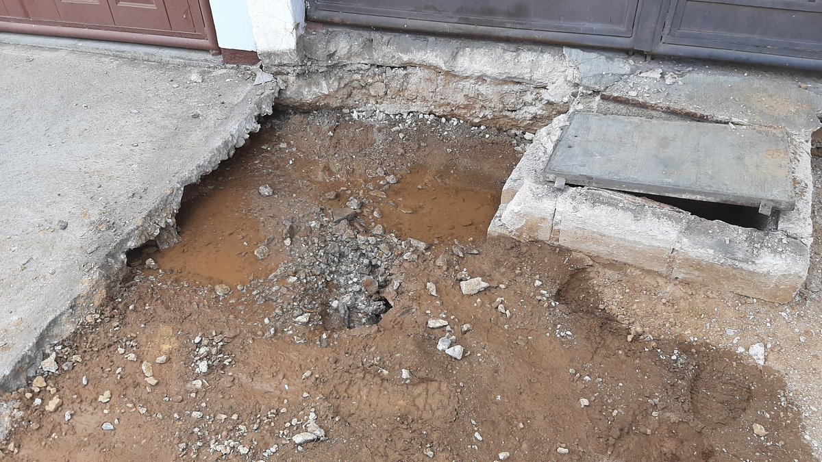 IDjuarez's tweet photo. @SOAPA_Oax fuga de agua en el 307 de la calle Independencia Col Dolores, frente al mercado. https://t.co/Hq0unggqPl