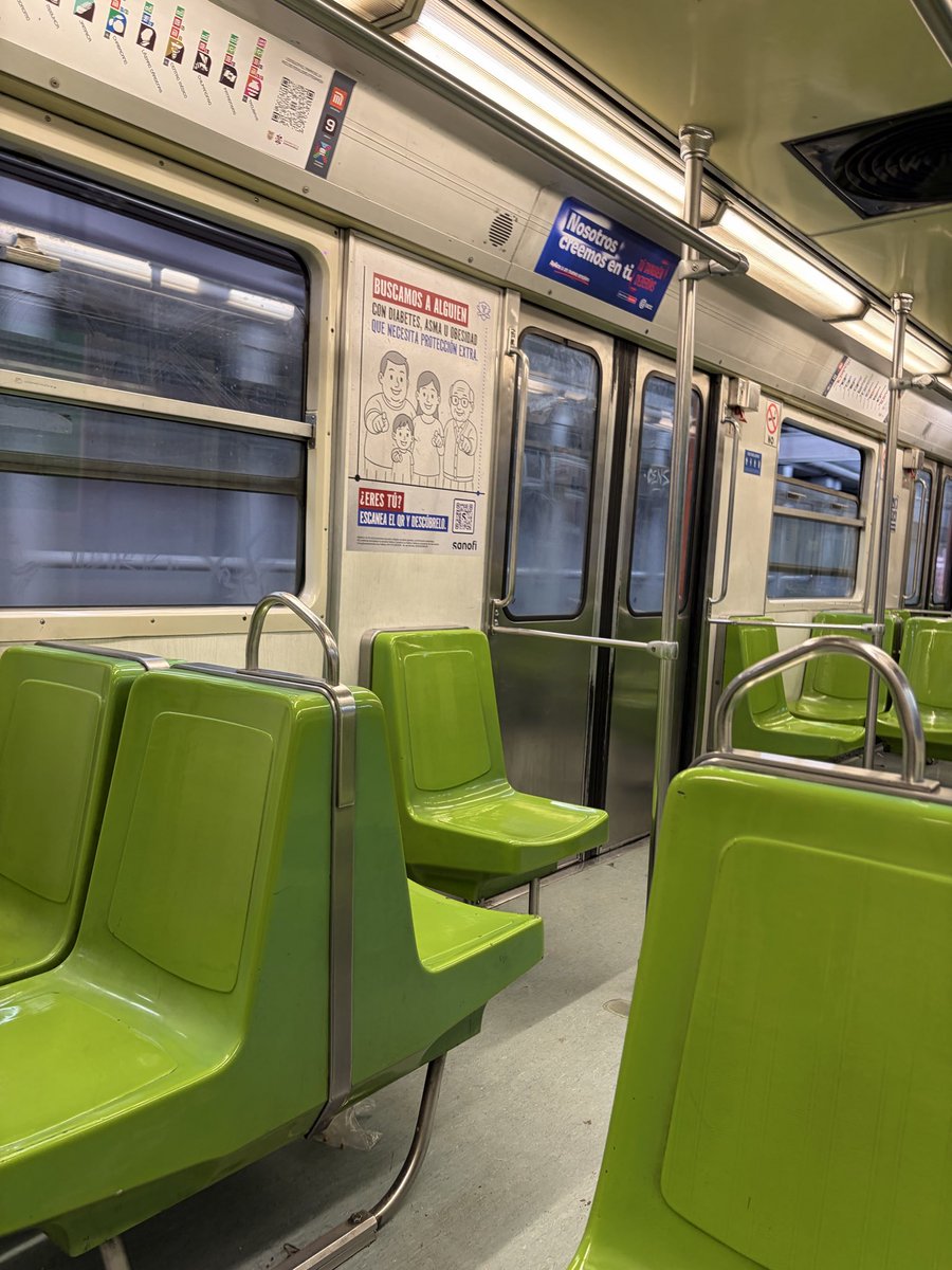 El sábado iba a ir al vive latino, el chiste es que no pude pasar por una onda del boleto y dije: me voy a regresar a mi casa en el metro, al fin vivo cerca y me subí e iba bien feliz porque pasé con mi tarjeta de crédito JAJAJA el chiste es que hasta iba tomándome fotos cuando..