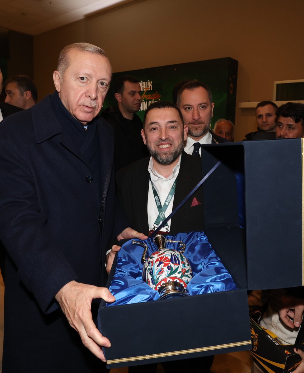 ihsanderbursa's tweet photo. İstanbul’da Milli irade platformu iftarında Sayın Cumhurbaşkanımız Recep Tayyip Erdoğan ile bir araya gelip sohbet etme fırsatı bulduk. Kendilerine ihsander olarak hediyemizi takdim ettik. https://t.co/I2t5n8uPxO