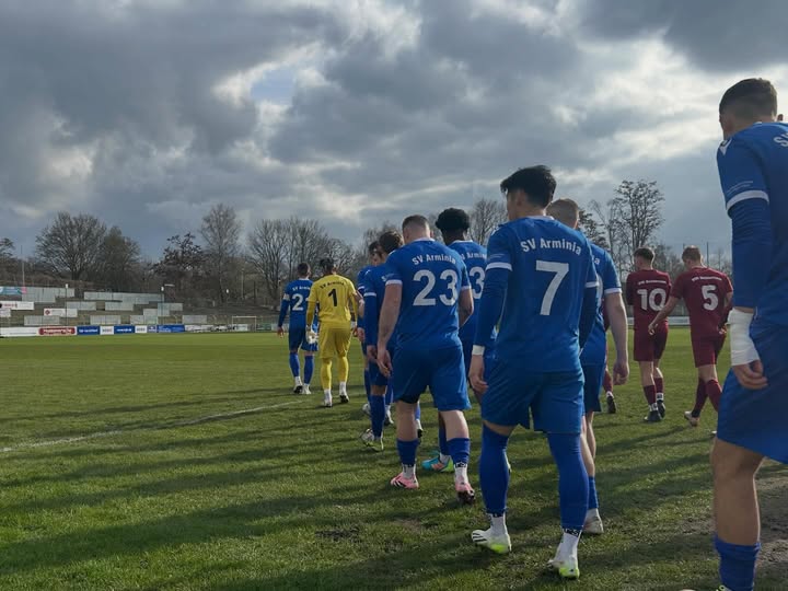 Fußball: In letzter Sekunde gelingt den Blauen der Heimsieg gegen Ochtersum svarminia.de/2026/03/16/in-… #Landesliga #Hannover #ForzaBischofshol #AvantiArminia