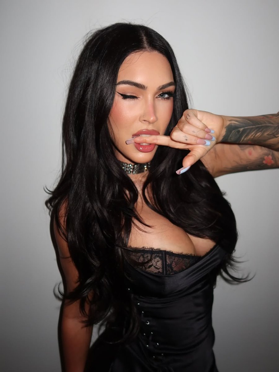 Megan Fox Candids tweet media