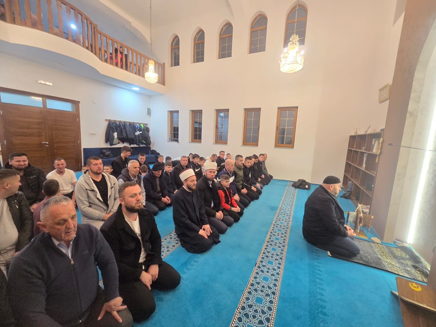 RifatFejzic's tweet photo. Velika noć Lejletul-kadra na Bandžovom brdu u mojim Rožajama. Posebno zadovoljstvo je bilo klanjati teraviju koju je predvodio Almin ef. Omerović, svršenik naše Medrese i apsolvent sarajevskog FIN-a. Spoj mladosti, znanja i tradicije. Allahumme inneke 'afuvvun... 🌙 #LejletulKadr https://t.co/FJCrfCHNgE