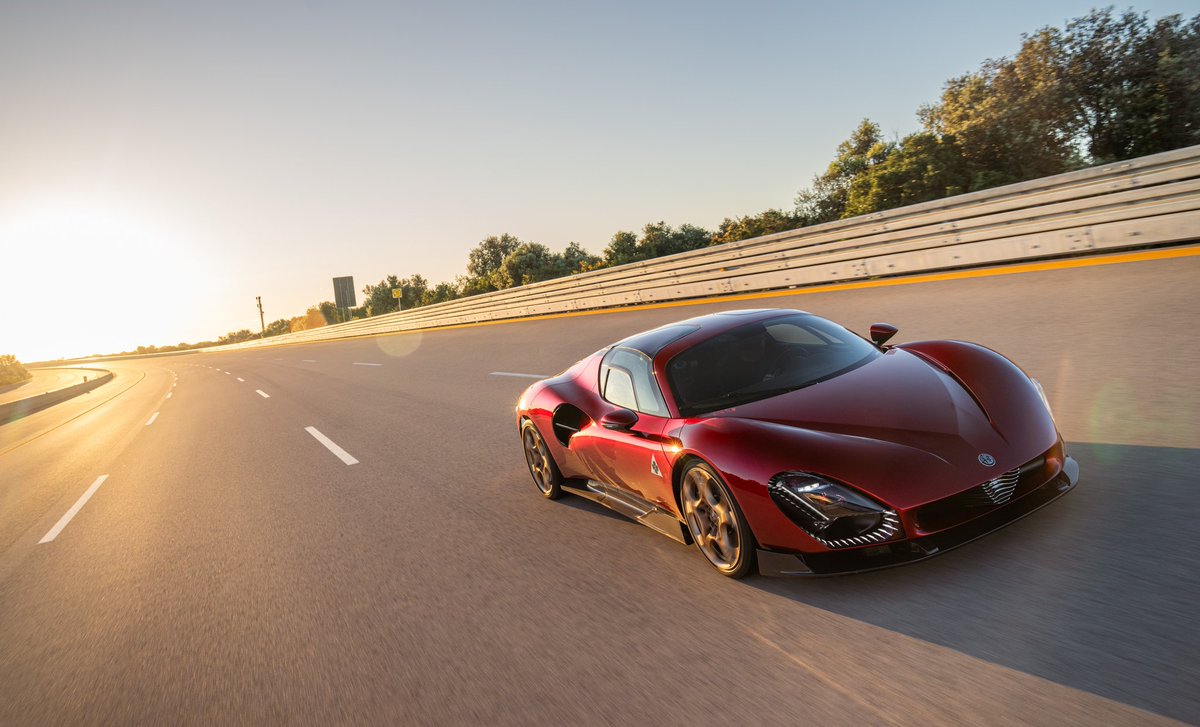 R_Autopolis's tweet photo. Así nuestro #LunesConEstilo con este @alfa_romeo  33 Stradale que obtuvo el premio “Diseño del año” en la edición 2026 del “Carro do Ano: Troféu Volante de Cristal” en Portugal. https://t.co/0Yq5mz2gwp