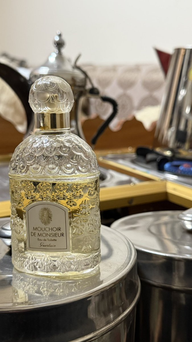 Mouchoir de Monsieur Guerlain
إبداع نقي وجميل من عطور غيرلان. 
تركيبةٌ رائعة.