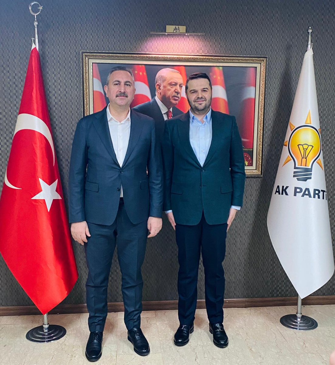 Önceki Dönem Adalet Bakanımız, Grup Başkanvekilimiz Sayın Abdülhamit Gül, İlçe Başkanımız Sayın Ömer Faruk İslam'a makamında nezaket ziyaretinde bulundu. 

Nazik ziyaretlerinden dolayı kendilerine teşekkür ediyoruz. 

#MilletimizleNiyetimizBir
#SevdamızdaBüyükDavamızda