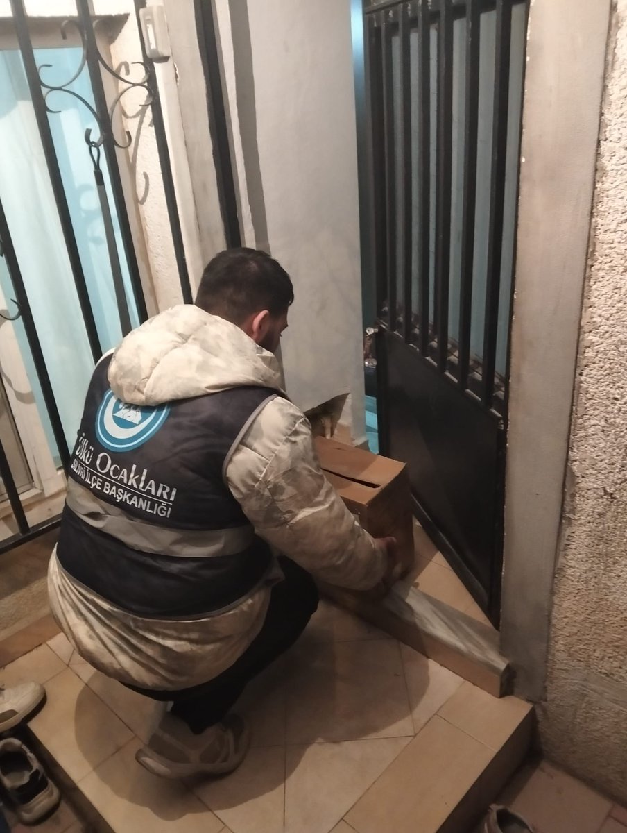 Silivri Ülkü Ocakları olarak, Hazırladığımız Ramazan kolilerini ve alışveriş kartlarını ihtiyaç sahibi ailelerimize ulaştırdık.Yardımlarıyla soframıza ortak olan, bu hayra vesile olan her bir gönül dostumuzdan Allah razı olsun.