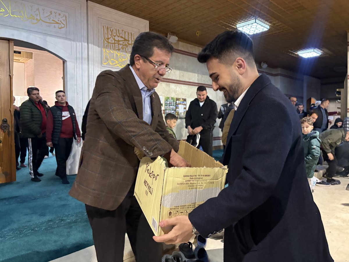 denizliakgenc's tweet photo. 📍Şükrü Fatma Zeybekci Camii

Mübarek Kadir Gecesi vesilesiyle AK Parti Genel Başkan Yardımcımız ve Ekonomi İşleri Başkanımız Nihat Zeybekci ile birlikte namaz çıkışında vatandaşlarımıza ve cemaatimize hayır ikramlarında bulunduk.

Ayrıca bu mübarek gecede camiye dua etmeye ve namaz kılmaya gelen küçük çocuklarımızın ayakkabılarına küçük hediyelikler bırakarak onların yüzlerinde tebessüm olmaya çalıştık. 🤩

Rabbim bu mübarek gecede edilen tüm duaları kabul eylesin, birlik ve beraberliğimizi daim kılsın. 🌙🤲