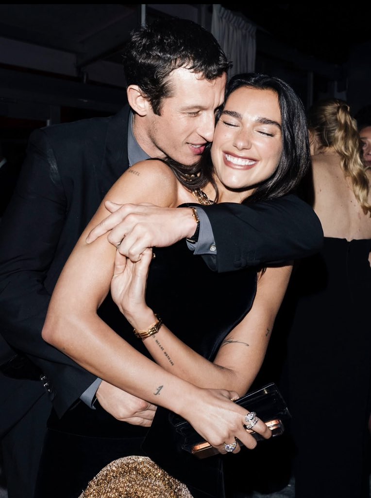 seasonlipatr's tweet photo. "i need someone to hold me close, deeper than Ii've ever known" https://t.co/7H3GgE9pOM